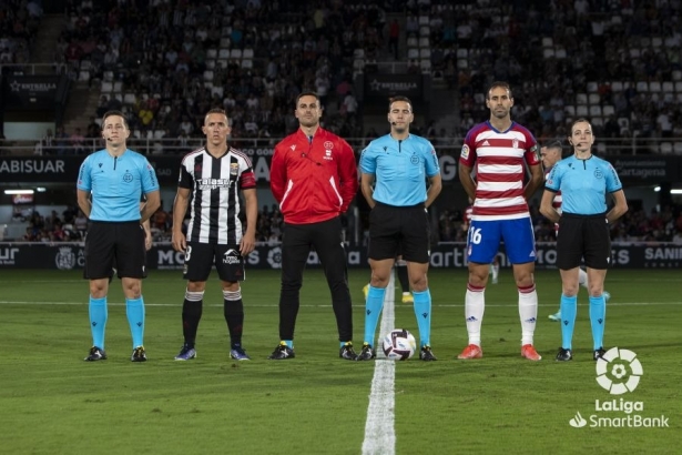 Hernández Maeso, en el centro, en la foto protocolaria antes del Cartagena - Granada de liga (LALIGA)