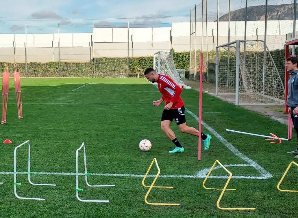 Antonio Puertas, ejercitándose con balón al margen del grupo (FRAN CALVO)