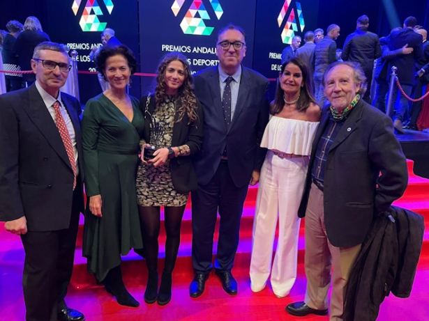 Foto de familia tras la recogida del premio 
