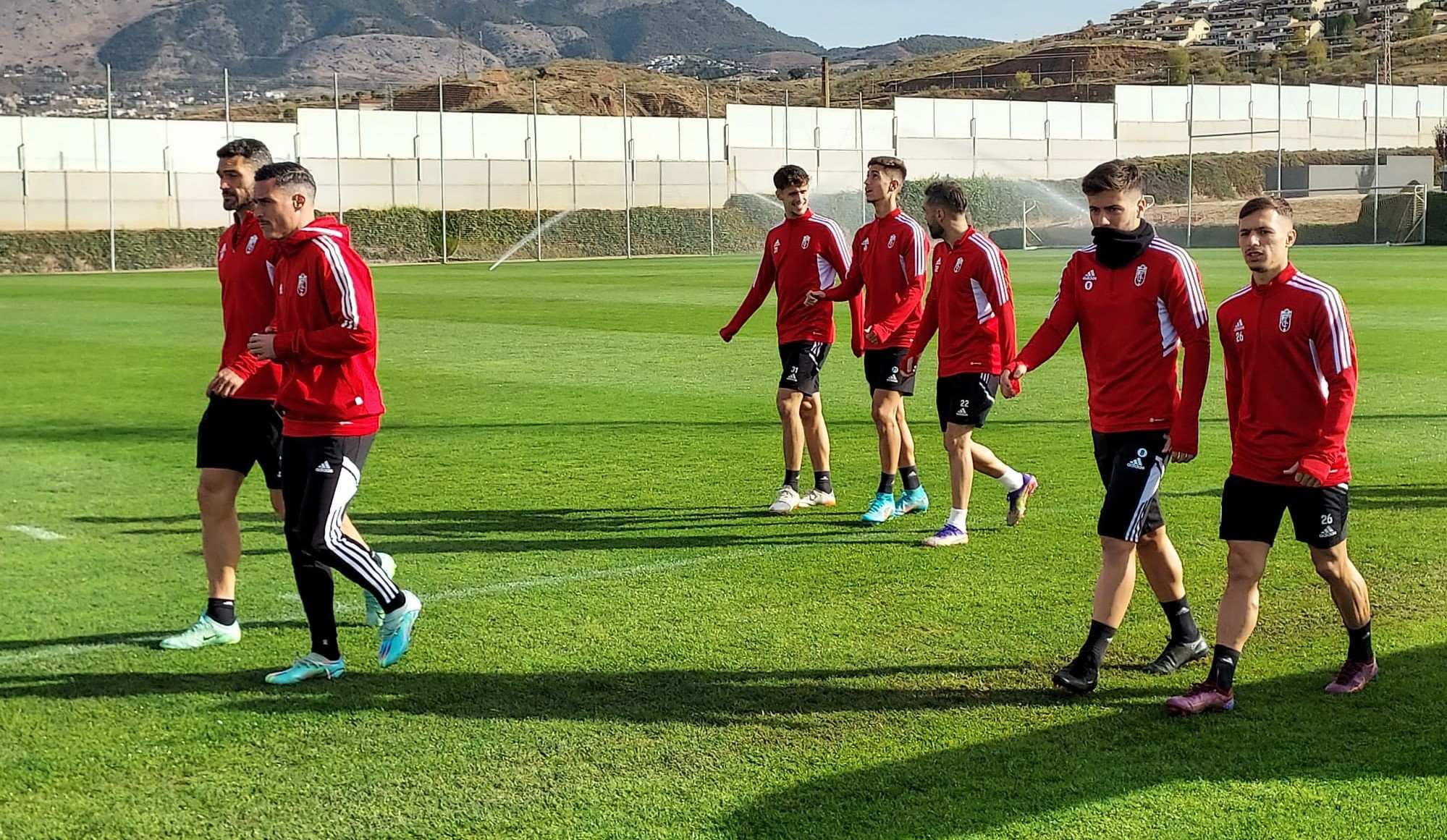 Jugadores del Granada, a la salida a un entrenamiento en la Ciudad Deportiva (FRAN CALVO)