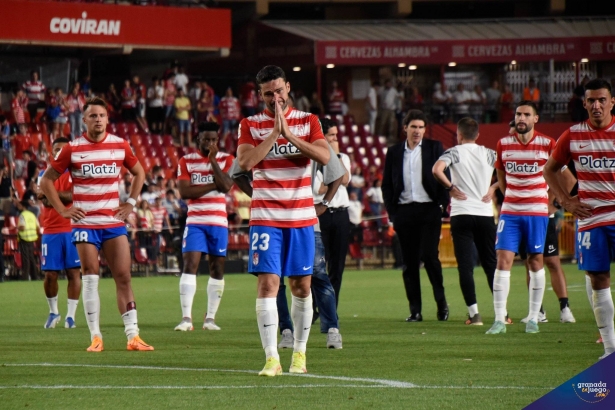 Jugadores del Granada, desconsolados al finalizar el partido de la última jornada frente al Espanyol (JOSÉ M. BALDOMERO)