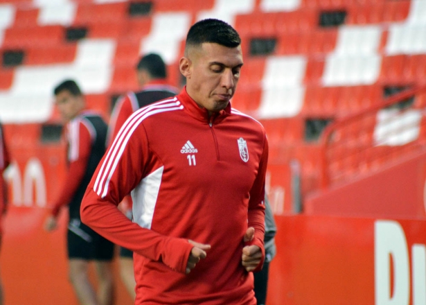 Uzuni, en un entrenamiento anterior con el Granada en `Los Cármenes` (JAVIER PALMA) Uzuni, en un entrenamiento anterior con el Granada en `Los Cármenes` (JAVIER PALMA)