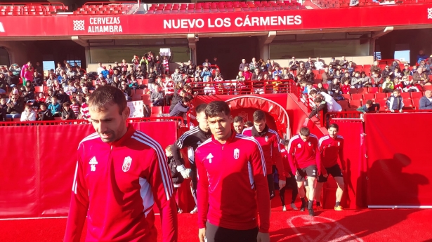 Jugadores del Granada, saliendo al verde de `Los Cármenes` este miércoles (FRAN CALVO)