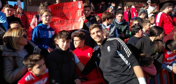 Raúl Fernández se fotografía junto a jóvenes seguidores en la grada (FRAN CALVO) Raúl Fernández se fotografía junto a jóvenes seguidores en la grada (FRAN CALVO)