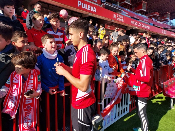 Raúl Torrente y Callejón firman autógrafos a los aficionados (FRAN CALVO)