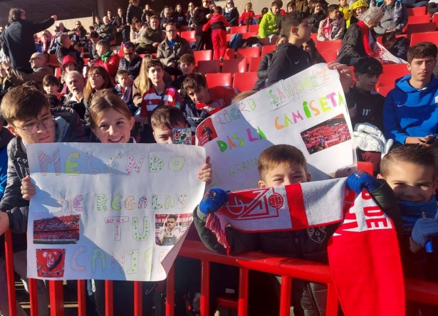 Jóvenes aficionados en el entrenamiento a puerta abierta del Granada en `Los Cármenes` (FRAN CALVO) Jóvenes aficionados en el entrenamiento a puerta abierta del Granada en `Los Cármenes` (FRAN CALVO)
