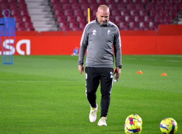 Paco López, en un entrenamiento anterior en `Los Cármenes` (JAVIER PALMA) Paco López, en un entrenamiento anterior en `Los Cármenes` (JAVIER PALMA)