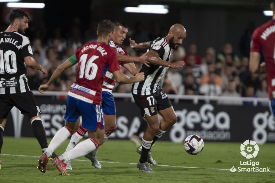 Víctor Díaz y Uzuni presionan a Mikel Rico en el partido de la primera vuelta (LALIGA)
