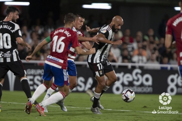 Víctor Díaz y Uzuni presionan a Mikel Rico en el partido de la primera vuelta (LALIGA) Víctor Díaz y Uzuni presionan a Mikel Rico en el partido de la primera vuelta (LALIGA)
