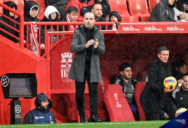Paco López, entrenador del Granada CF, en un momento del encuentro ante el FC Cartagena (JOSÉ M. BALDOMERO) Paco López, entrenador del Granada CF, en un momento del encuentro ante el FC Cartagena (JOSÉ M. BALDOMERO)