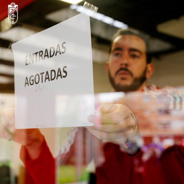 Cartel de no hay billetes en las taquillas de `Los Cármenes` (GCF) Cartel de no hay billetes en las taquillas de `Los Cármenes` (GCF)