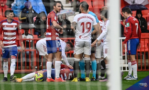 Momento en el que Rochina estaba tendido en el suelo al lesionarse frente al Cartagena (JOSÉ M. BALDOMERO)