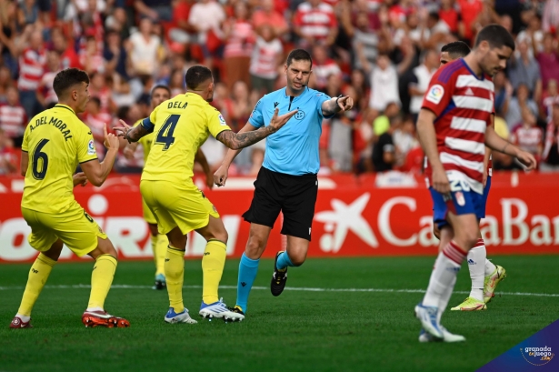 Trujillo Suárez señala un penalti en el Granada - Villarreal B de la presente temporada (JOSÉ M. BALDOMERO)