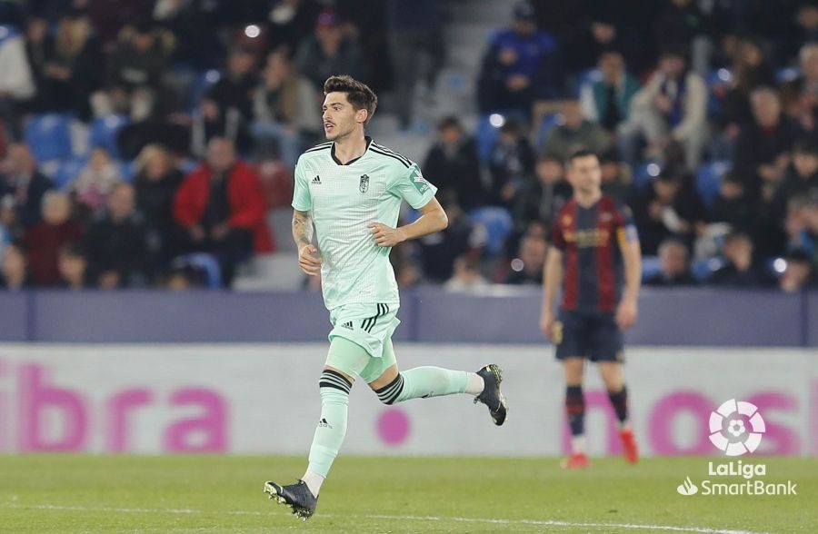 Carlos Neva marcó su primer gol oficial con el Granada (LALIGA)