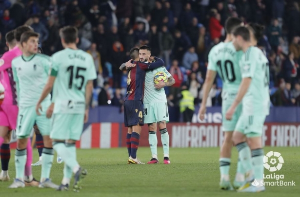 Cabaco, en el centro de la imagen, se saluda con un jugador del Levante al término del duelo en el `Ciutat de València` (LALIGA) Cabaco, en el centro de la imagen, se saluda con un jugador del Levante al término del duelo en el `Ciutat de València` (LALIGA)
