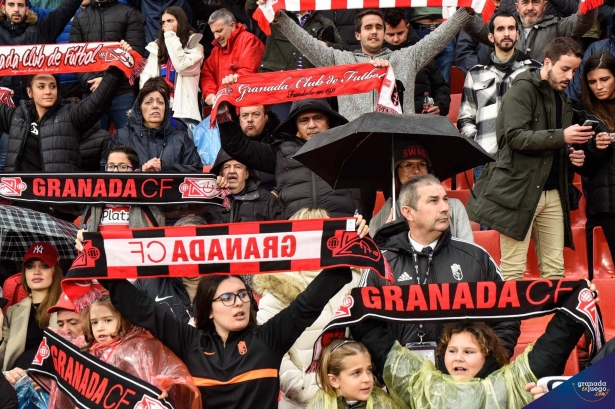 Aficionados del Granada en las gradas del `Nuevo Los Cármenes` durante un anterior partido (JOSÉ M. BALDOMERO) Aficionados del Granada en las gradas del `Nuevo Los Cármenes` durante un anterior partido (JOSÉ M. BALDOMERO)