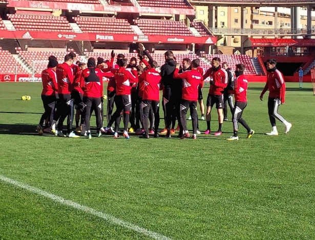 Momento del entrenamiento en el que los jugadores le hacen el `pasillo` a Meseguer por su vuelta (FRAN CALVO) Momento del entrenamiento en el que los jugadores le hacen el `pasillo` a Meseguer por su vuelta (FRAN CALVO)
