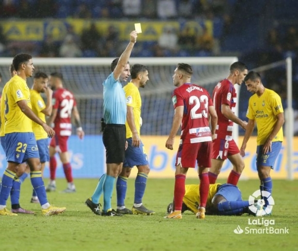 González Esteban muestra una amarilla a Rochina en el partido de la primera vuelta contra Las Palmas (LALIGA) González Esteban muestra una amarilla a Rochina en el partido de la primera vuelta contra Las Palmas (LALIGA)