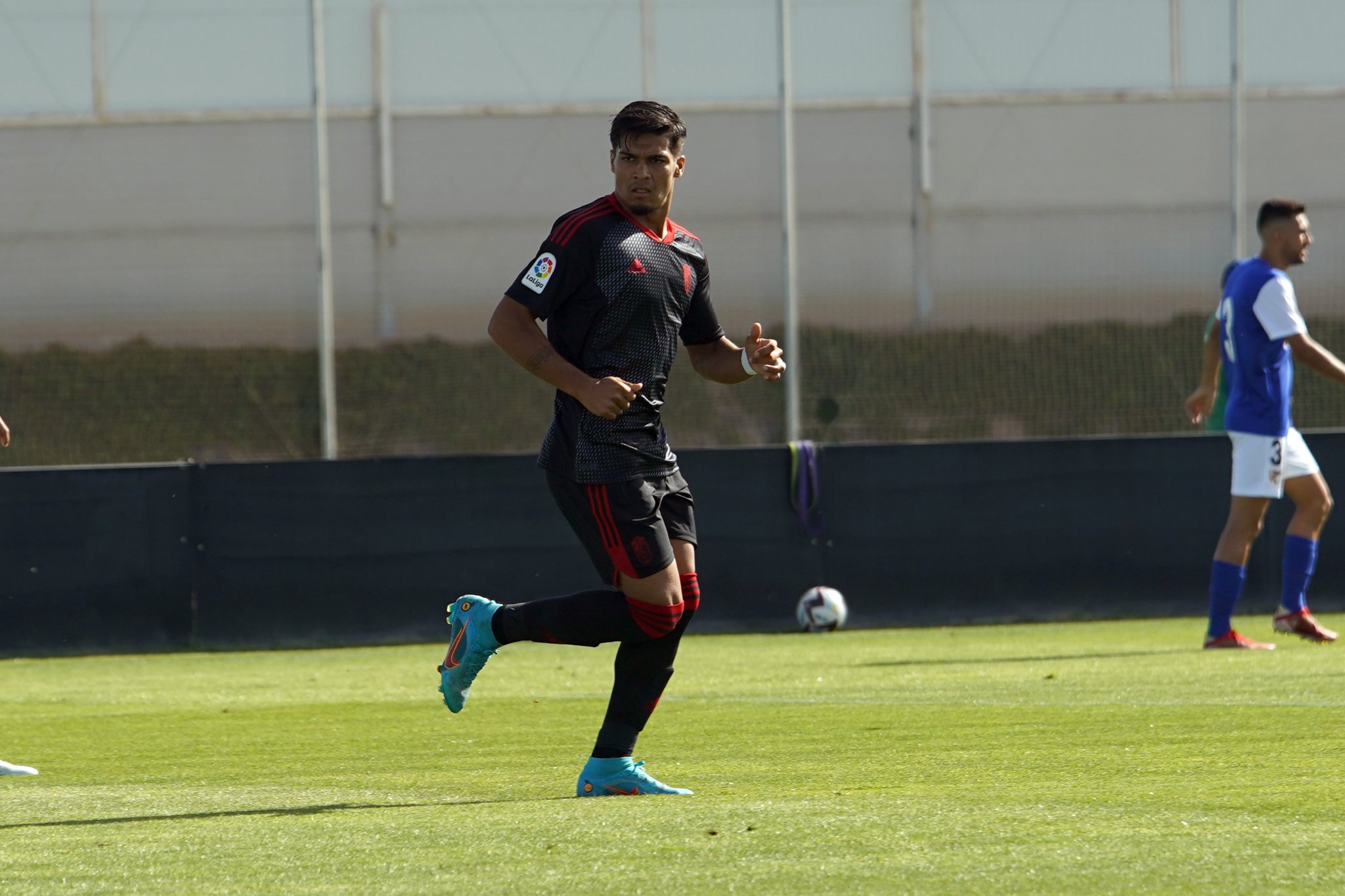 Matías Arezo, en un partido esta pretemporada con el Granada en la Ciudad Deportiva (JOSÉ VELASCO)