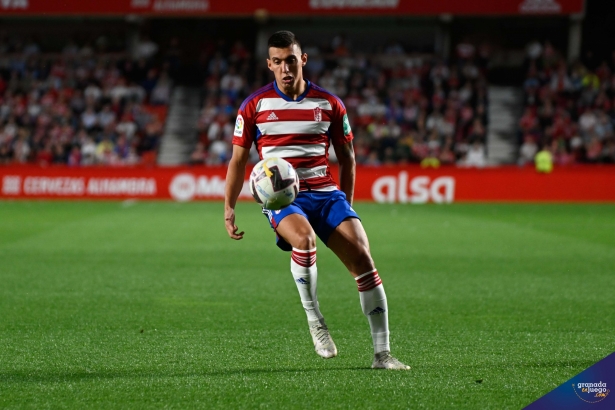 Uzuni, en un partido con el Granada esta temporada (JOSÉ M. BALDOMERO) Uzuni, en un partido con el Granada esta temporada (JOSÉ M. BALDOMERO)