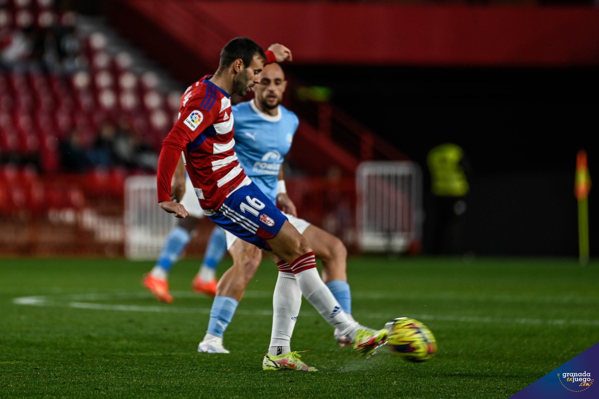 Víctor Díaz, en una acción ante el Ibiza (JOSÉ M. BALDOMERO)
