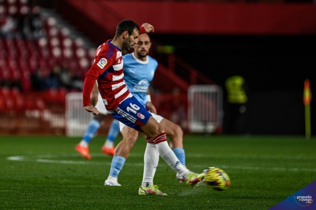 Víctor Díaz, en una acción ante el Ibiza (JOSÉ M. BALDOMERO) Víctor Díaz, en una acción ante el Ibiza (JOSÉ M. BALDOMERO)