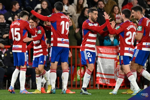 Los jugadores del Granada celebran el segundo gol contra el Ibiza (JOSÉ M. BALDOMERO) Los jugadores del Granada celebran el segundo gol contra el Ibiza (JOSÉ M. BALDOMERO)