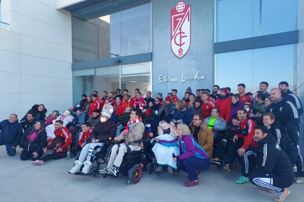 Miembros de ASPACE junto a la plantilla del Granada este martes en la Ciudad Deportiva (FRAN CALVO) Miembros de ASPACE junto a la plantilla del Granada este martes en la Ciudad Deportiva (FRAN CALVO)