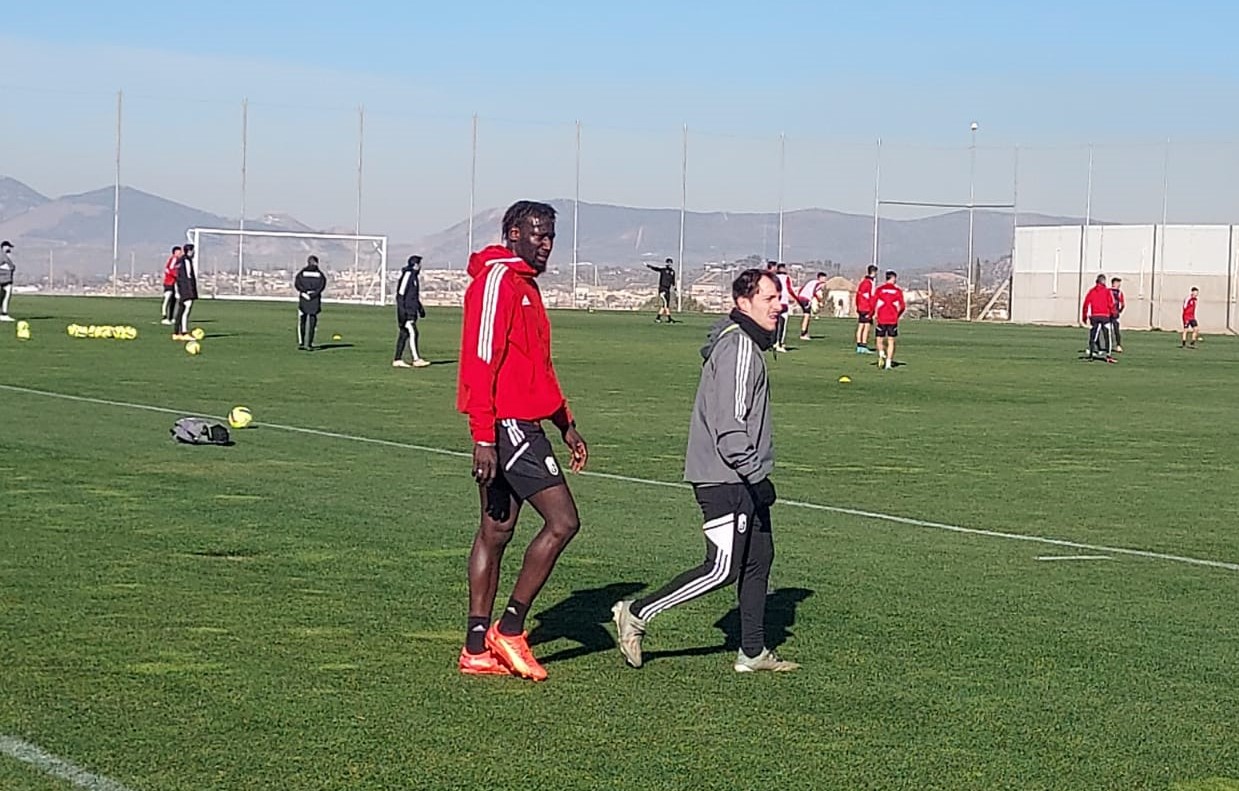 Famara, al margen junto a un readaptador durante el entrenamiento del martes en la Ciudad Deportiva (FRAN CALVO)