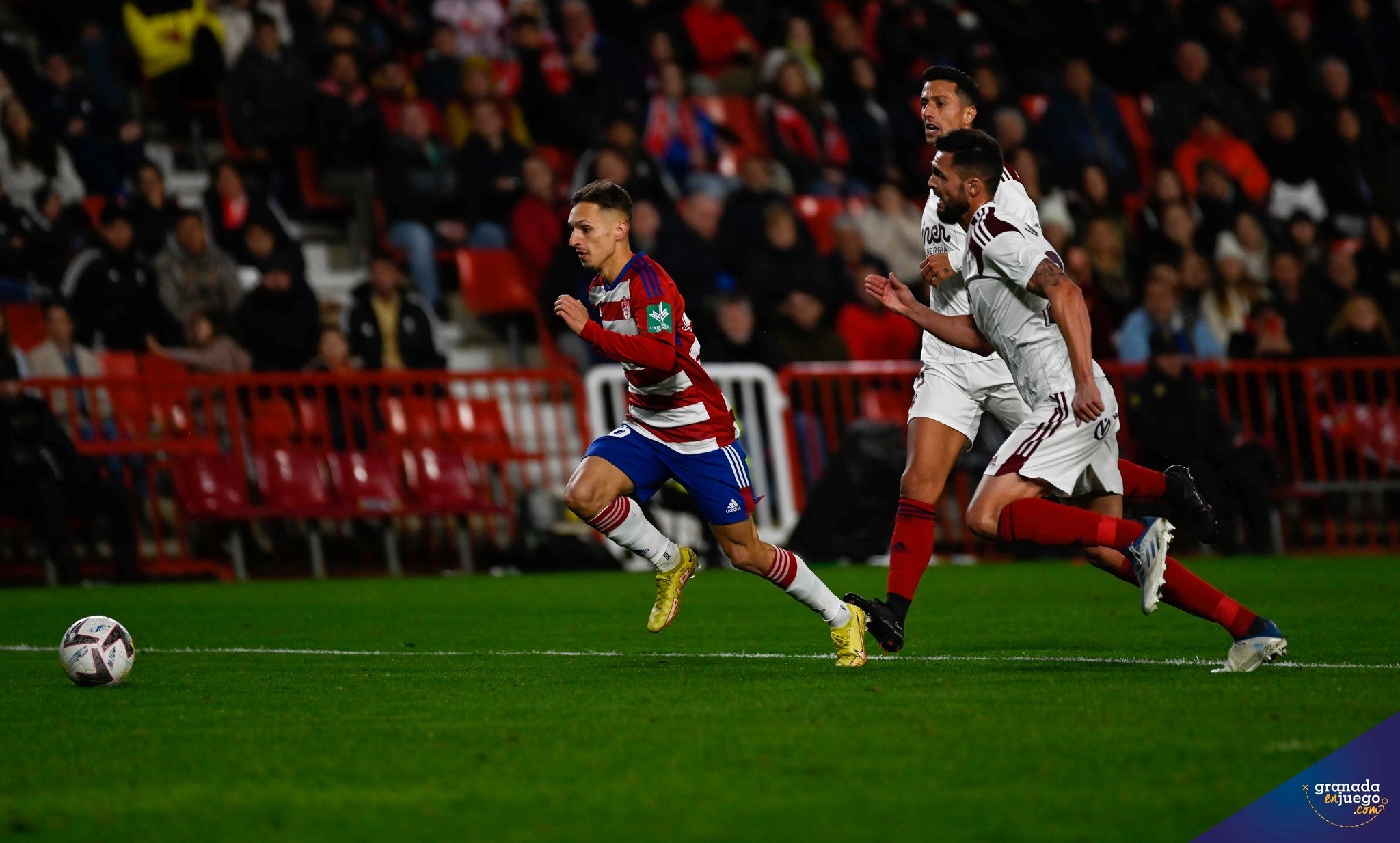 Bryan Zaragoza, en el partido contra el Albacete justo antes de marcar su primer gol con el Granada (JOSÉ M. BALDOMERO)
