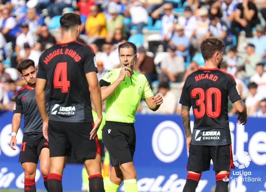 Cordero Vega, durante el Ponferradina - Granada de la presente campaña (LALIGA)