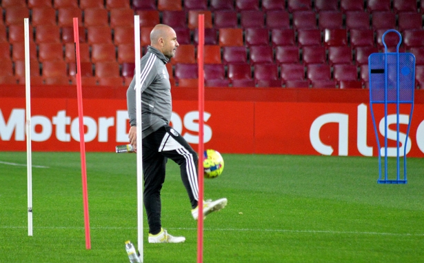 Paco López, en un entrenamiento anterior en `Los Cármenes` (JAVIER PALMA)