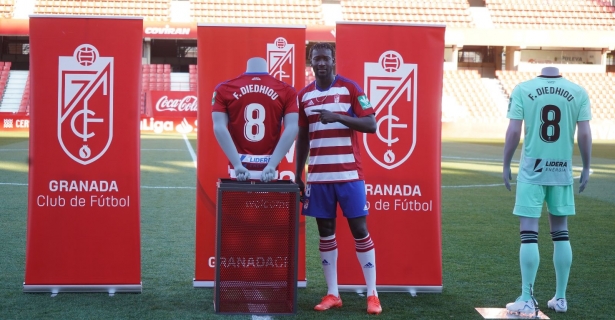 Famara posa sobre la lona de `Los Cármenes` junto a las camisetas del Granada (JOSÉ VELASCO) Famara posa sobre la lona de `Los Cármenes` junto a las camisetas del Granada (JOSÉ VELASCO)