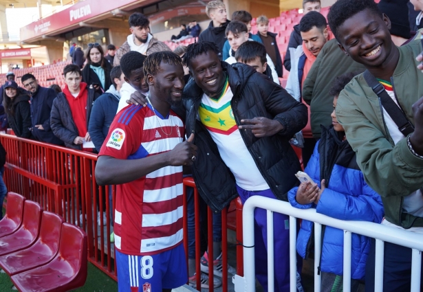 Famara se fotografía junto a aficionados senegaleses en `Los Cármenes` (JOSÉ VELASCO)