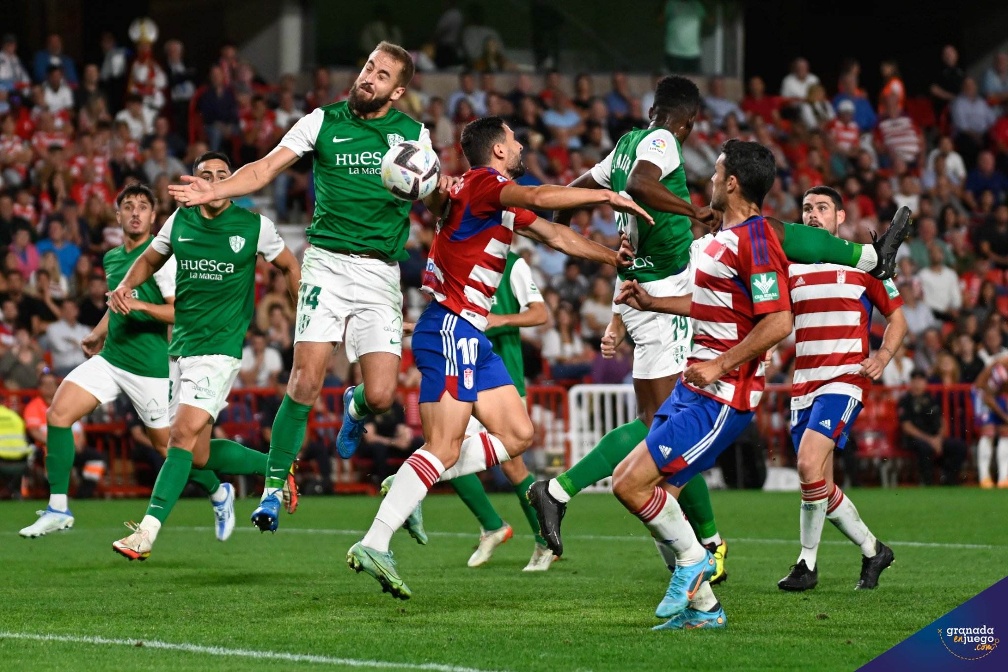 Lance del partido de la primera vuelta entre el Granada y el Huesca en `Los Cármenes` (JOSÉ M. BALDOMERO)