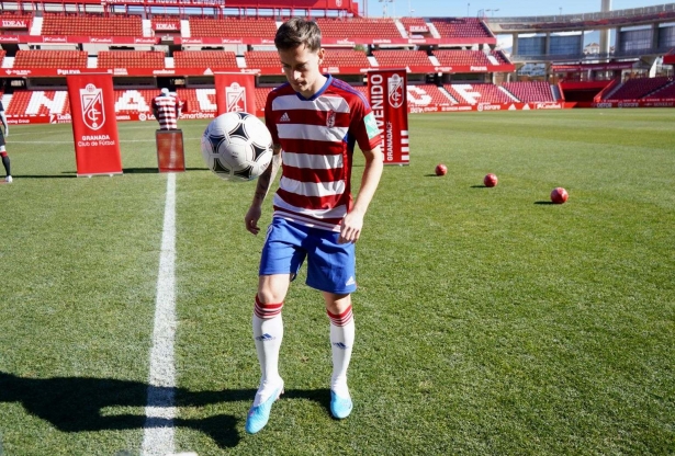 Pol Lozano da toques a la pelota vestido con la equipación del Granada en `Los Cármenes` (JOSÉ VELASCO)