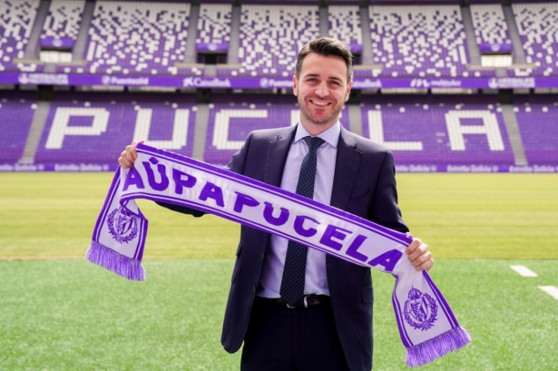 Fran Sánchez posa con la bufanda del Valladolid en el `José Zorrilla` (REAL VALLDOLID)