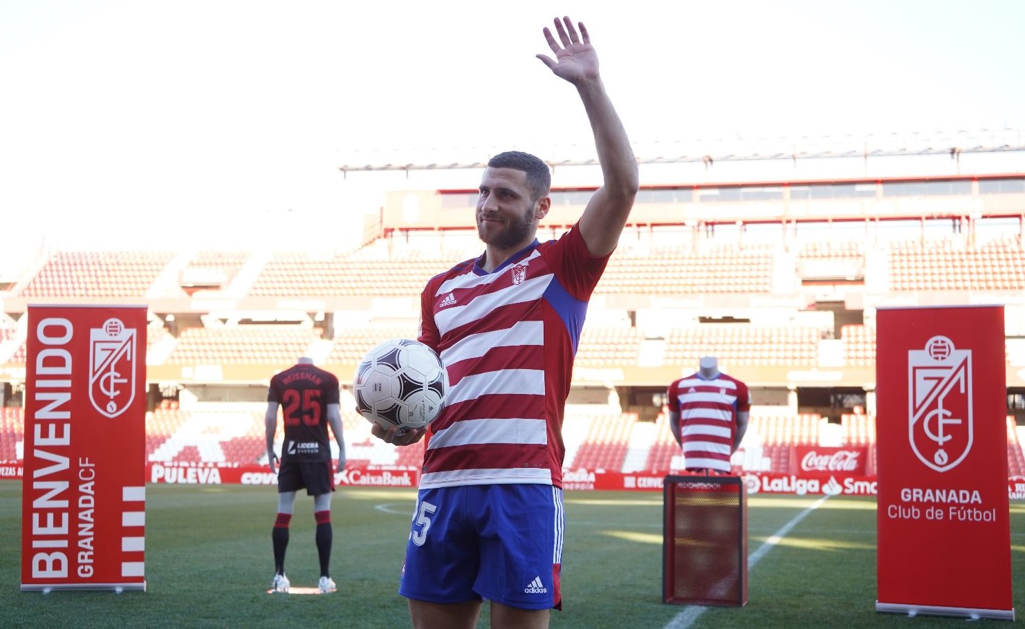 Weissman saluda a los aficionados del Granada a su salida al césped del `Nuevo Los Cármenes` (JOSÉ VELASCO)