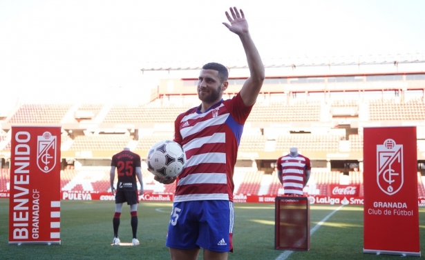 Weissman saluda a los aficionados del Granada a su salida al césped del `Nuevo Los Cármenes` (JOSÉ VELASCO) Weissman saluda a los aficionados del Granada a su salida al césped del `Nuevo Los Cármenes` (JOSÉ VELASCO)