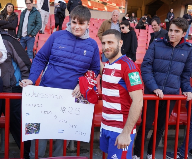 Weissman posa junto a joven aficionado (JOSÉ VELASCO)