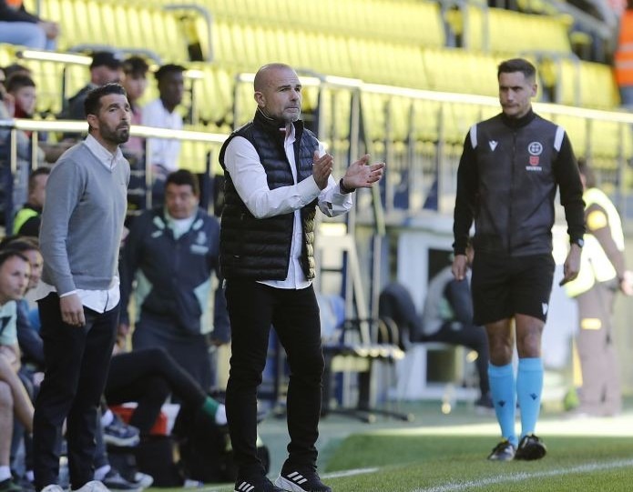 Paco López aplaude desde el banquillo durante el partido en Villarreal (LALIGA)