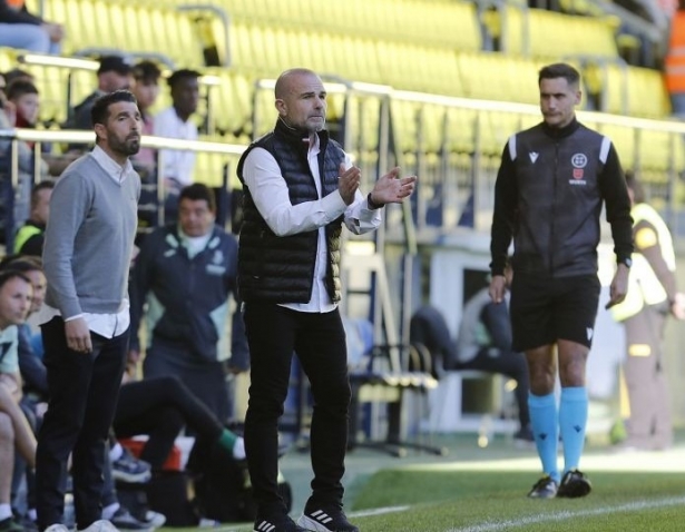Paco López aplaude desde el banquillo durante el partido en Villarreal (LALIGA) Paco López aplaude desde el banquillo durante el partido en Villarreal (LALIGA)