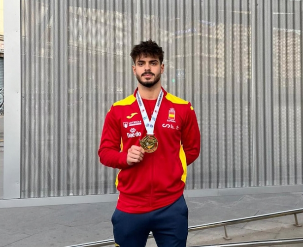 Alejandro Jiménez con la medalla Alejandro Jiménez con la medalla