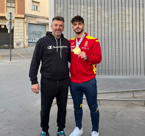 Alejandro Jiménez junto a su entrenador 