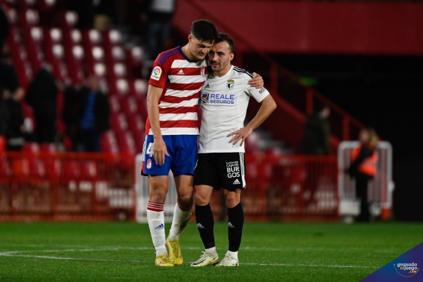 Miguel Rubio, junto a un futbolista del Burgos en el partido de la primera vuelta (JOSÉ M. BALDOMERO)