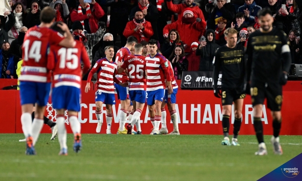 Los jugadores del Granada celebran el segundo gol ante el Tenerife (JOSÉ M. BALDOMERO)
