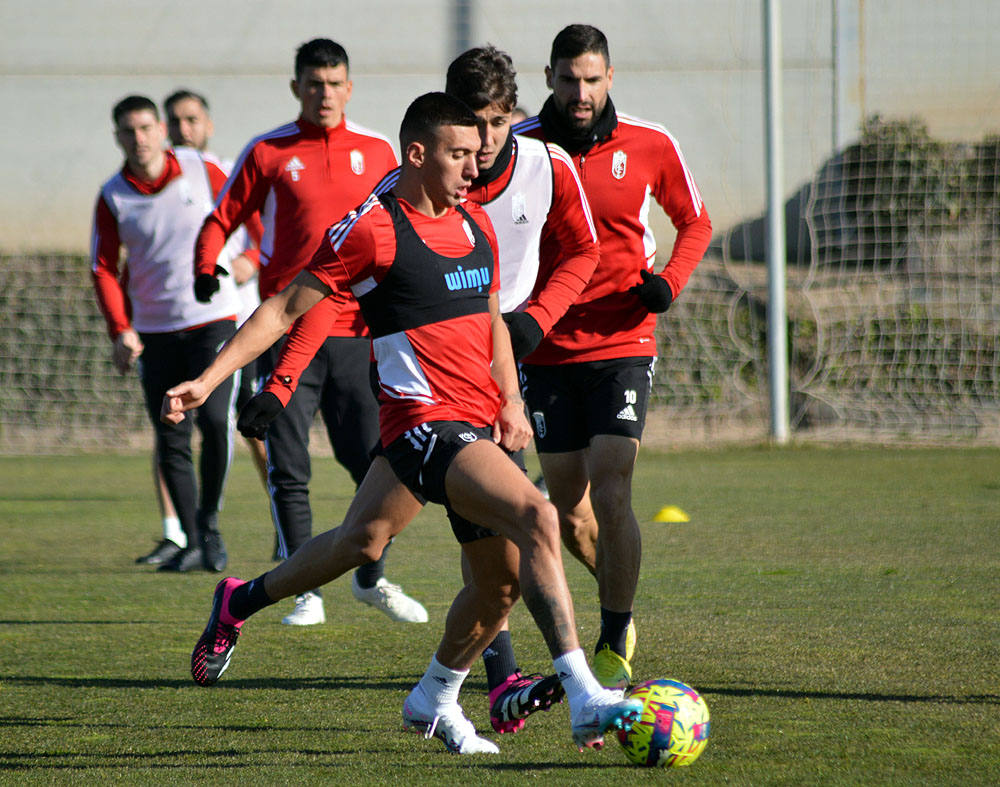 Imagen de un entrenamiento reciente del Granada en la Ciudad Deportiva (JAVIER PALMA)