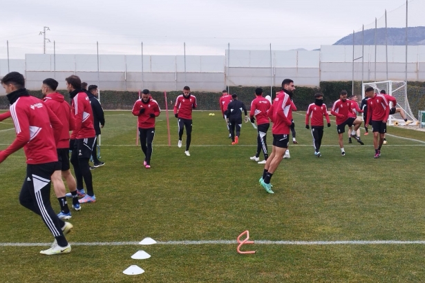 Jugadores del Granada, con Puertas entre ellos, en el entrenamiento de este martes (FRAN CALVO)