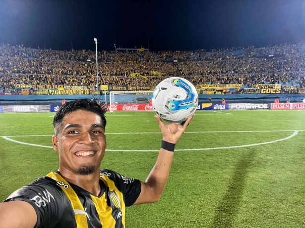 Arezo celebra con el balón del partido su hat trick (PEÑAROL)