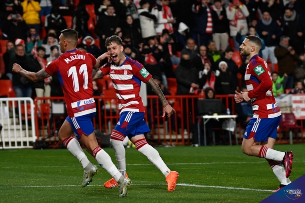 Uzuni marca el primer gol en el último partido ante el Tenerife (JOSÉ M. BALDOMERO)